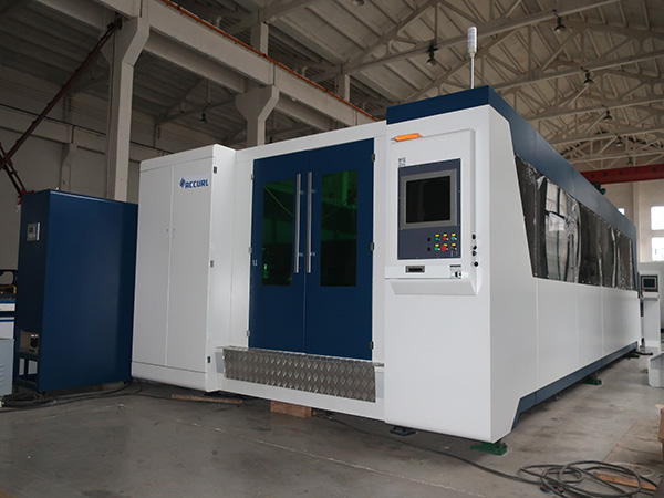 2500w pilna slēgta liellopu galda šķiedras lāzera loksnes griešanas mašīna