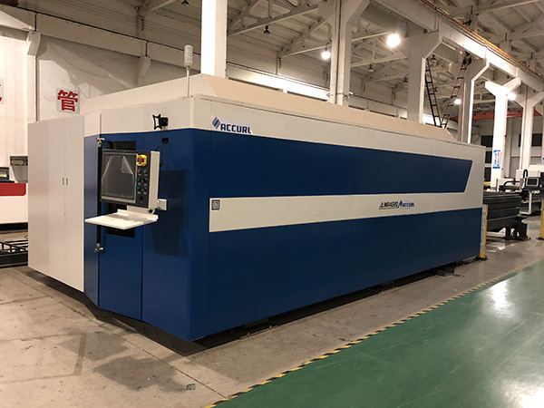 Pilna slēgta palešu nomaiņas šķiedras lāzera caurule un lokšņu metāla griešanas mašīna